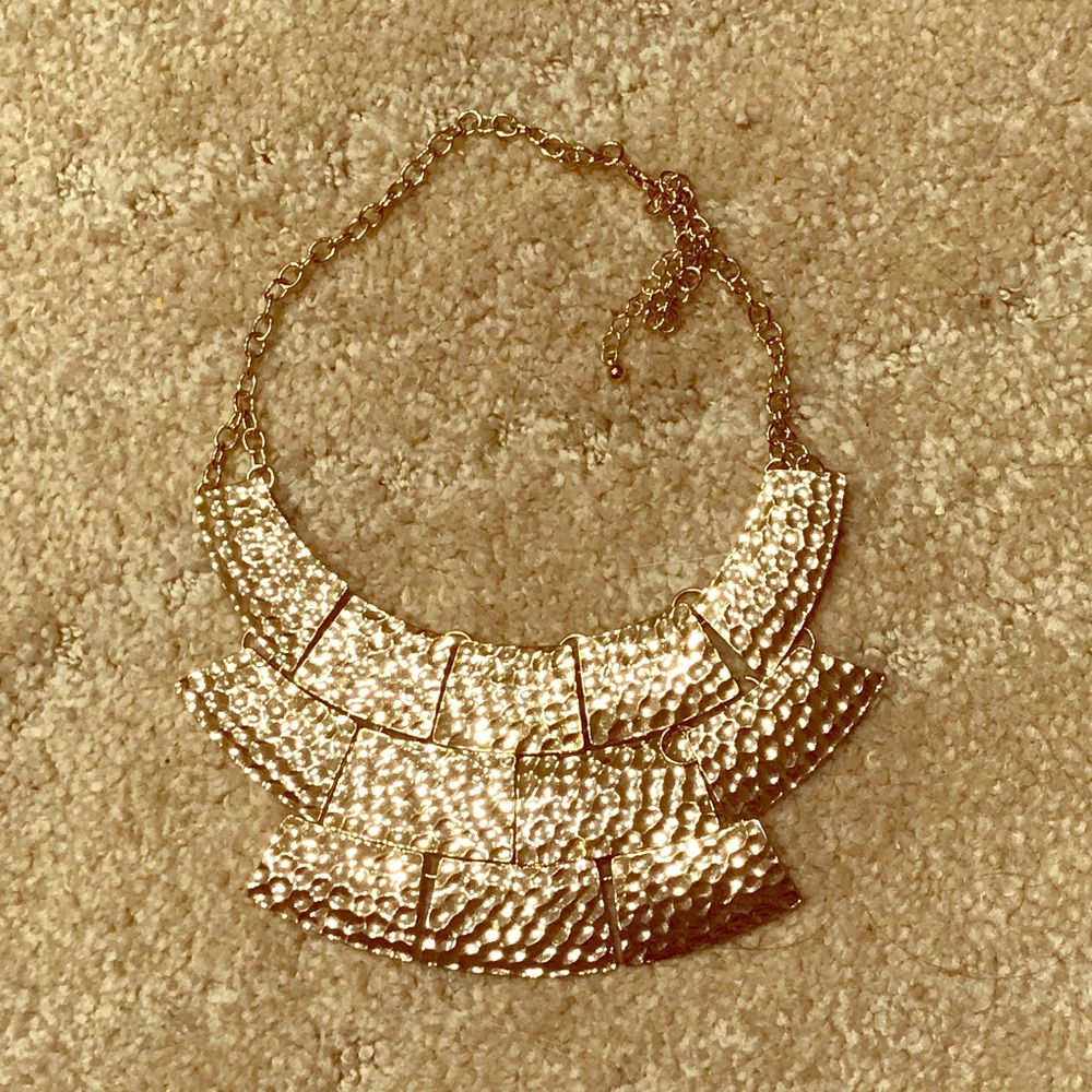🎁 STUNNING SHIELD NECKLACE